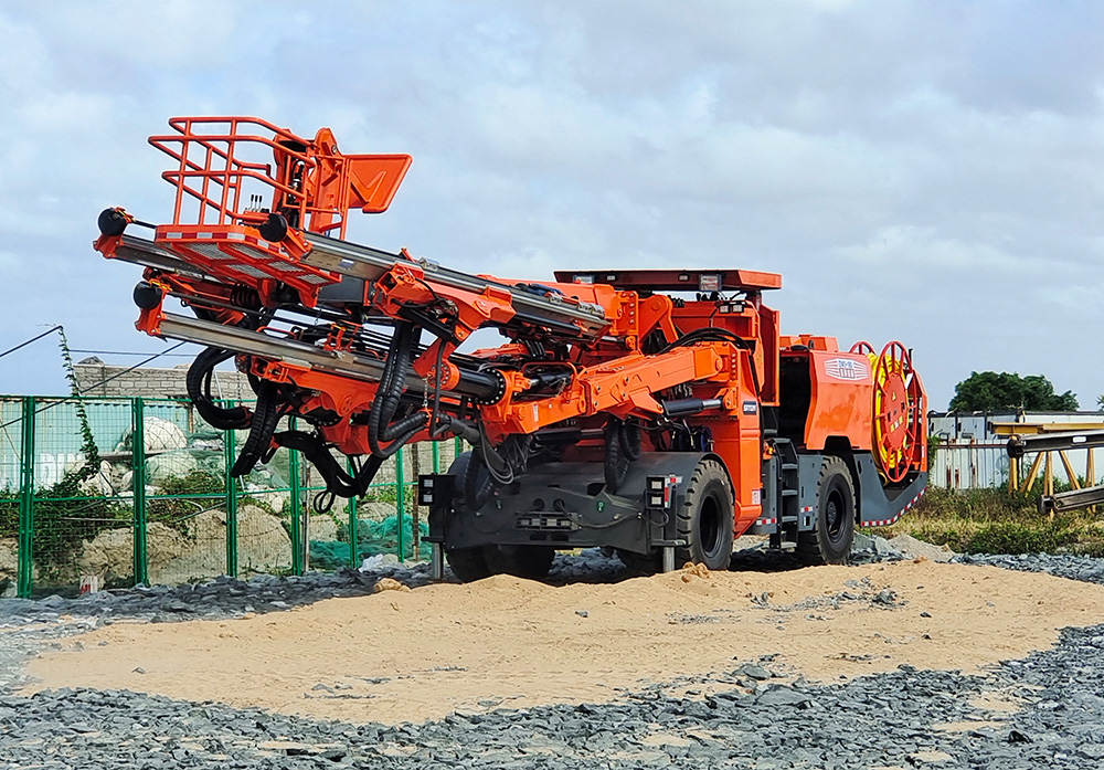 DW3-180E三臂電腦鑿巖臺(tái)車(chē)