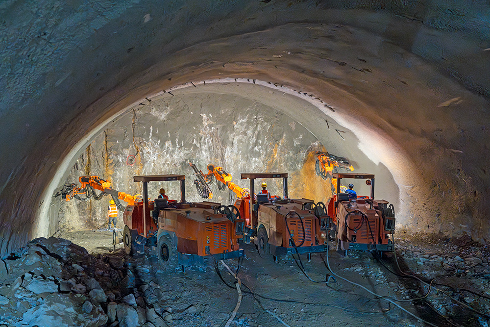 單臂掘進鑿巖臺車